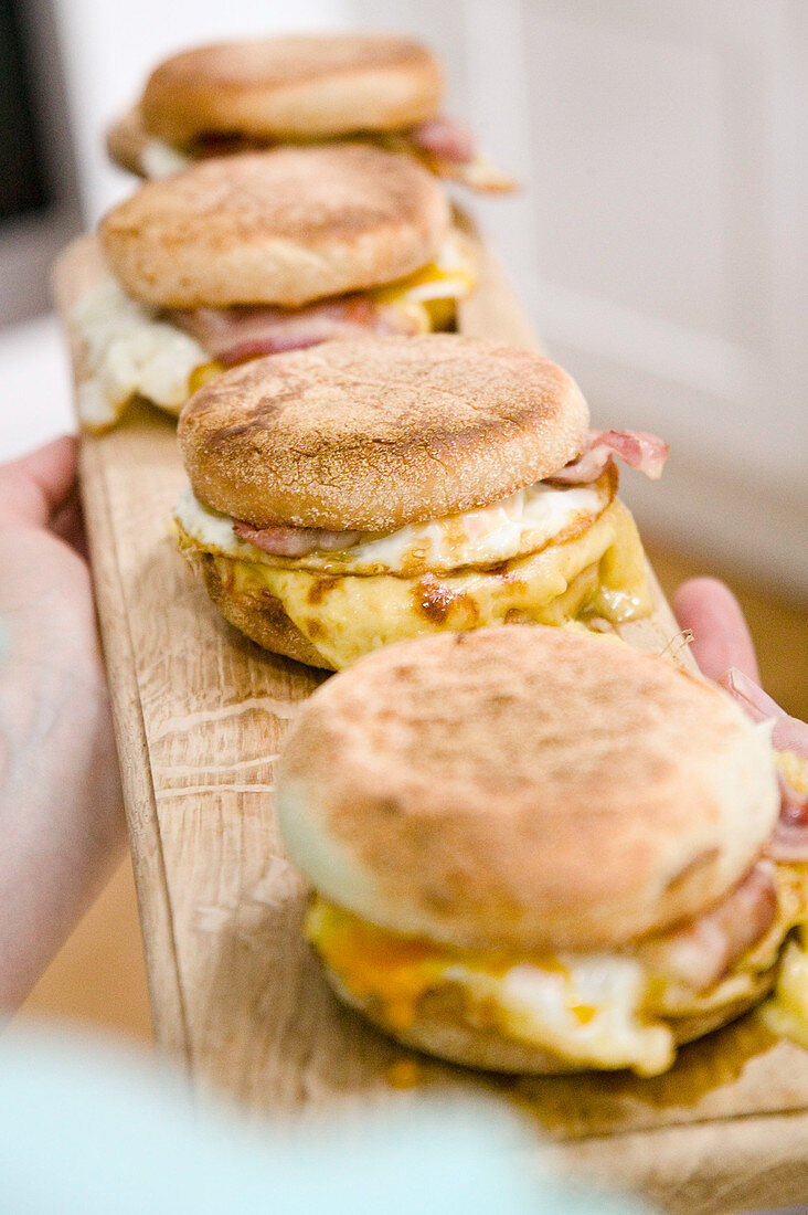 English Muffins mit Ei, Käse und Speck