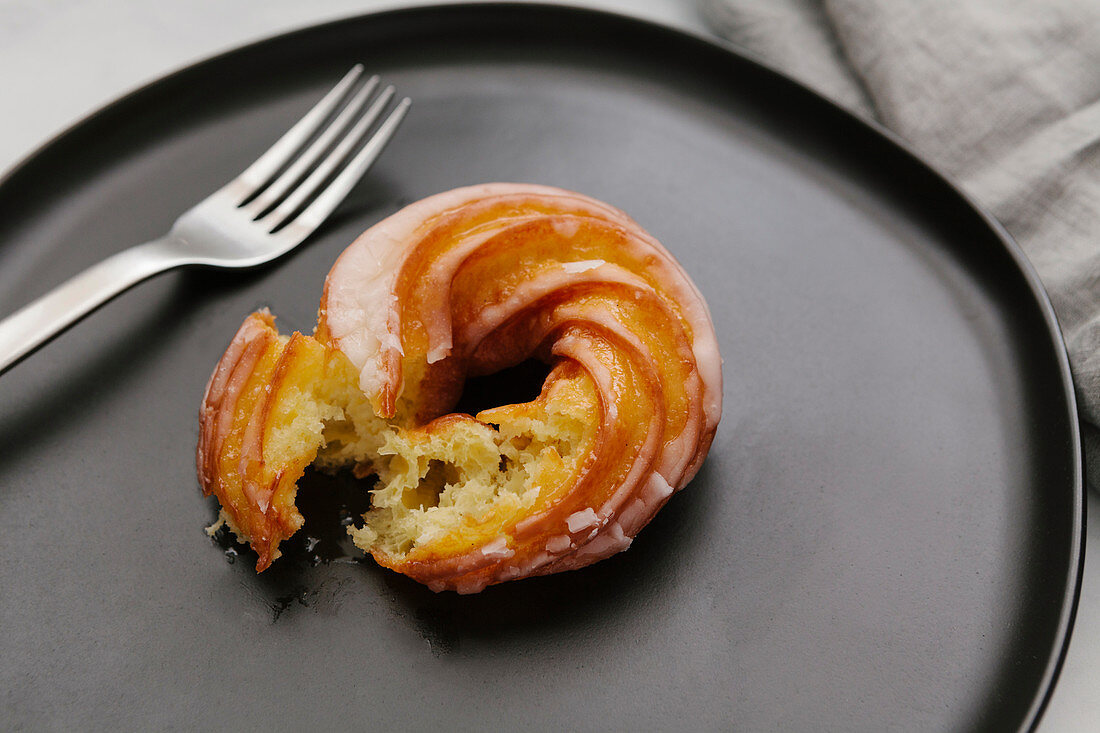 French Cruller (Ringförmiges Brandteiggebäck)