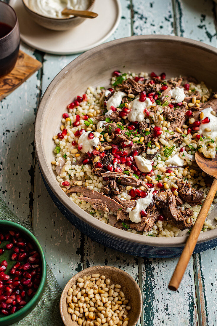 Lammgeschnetzeltes mit Granatapfel, Tahini-Joghurt und Pinienkernen