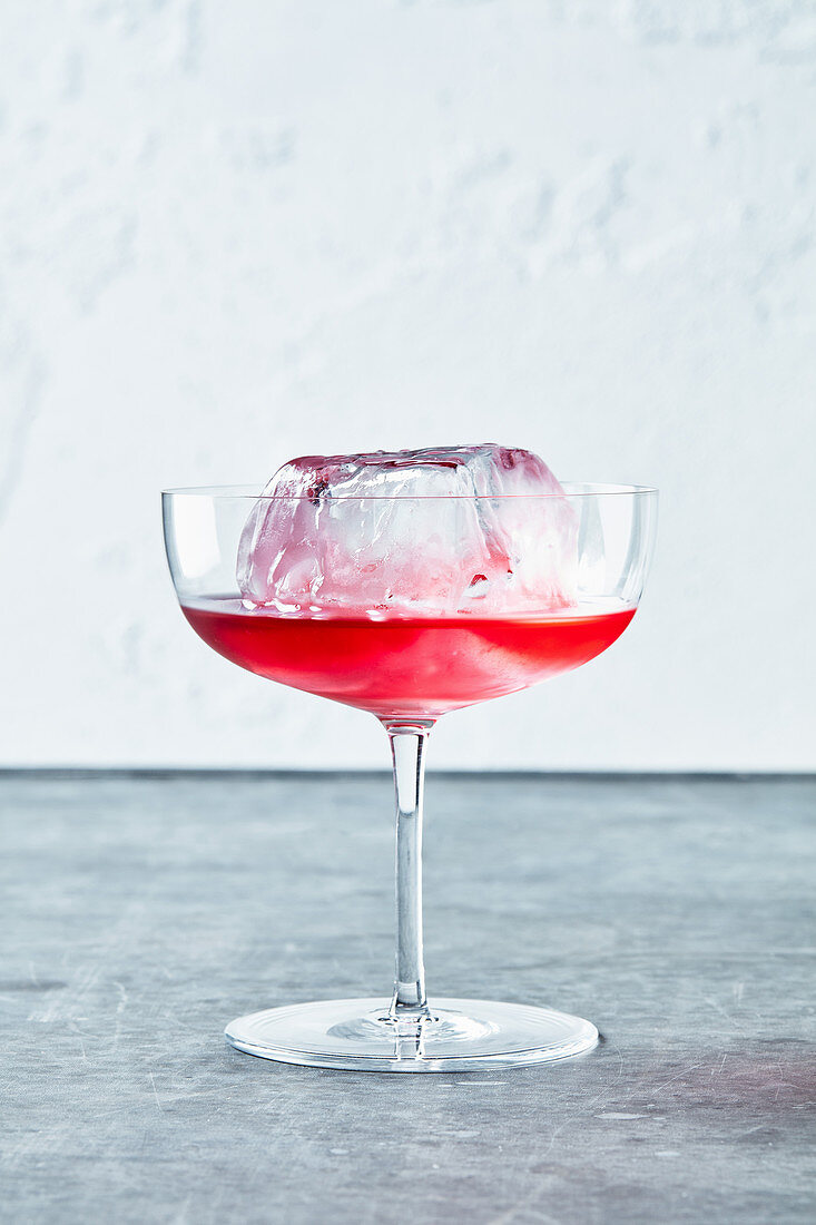 Heidelbeer-Cocktail mit Eiswürfel