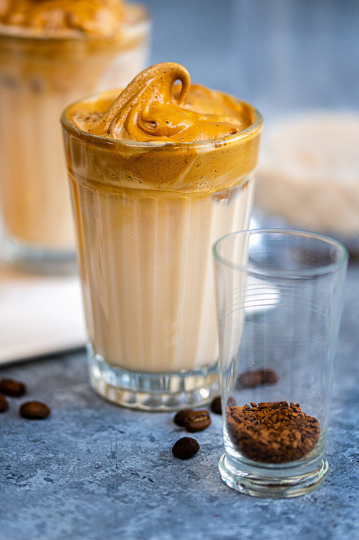 Dalgona Coffee - Luftiger Kaffeeschaum trifft auf kalte Milch