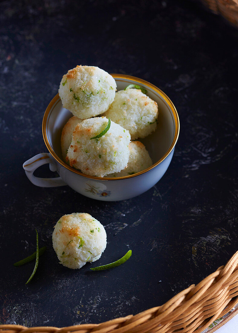 Coconut balls with lime