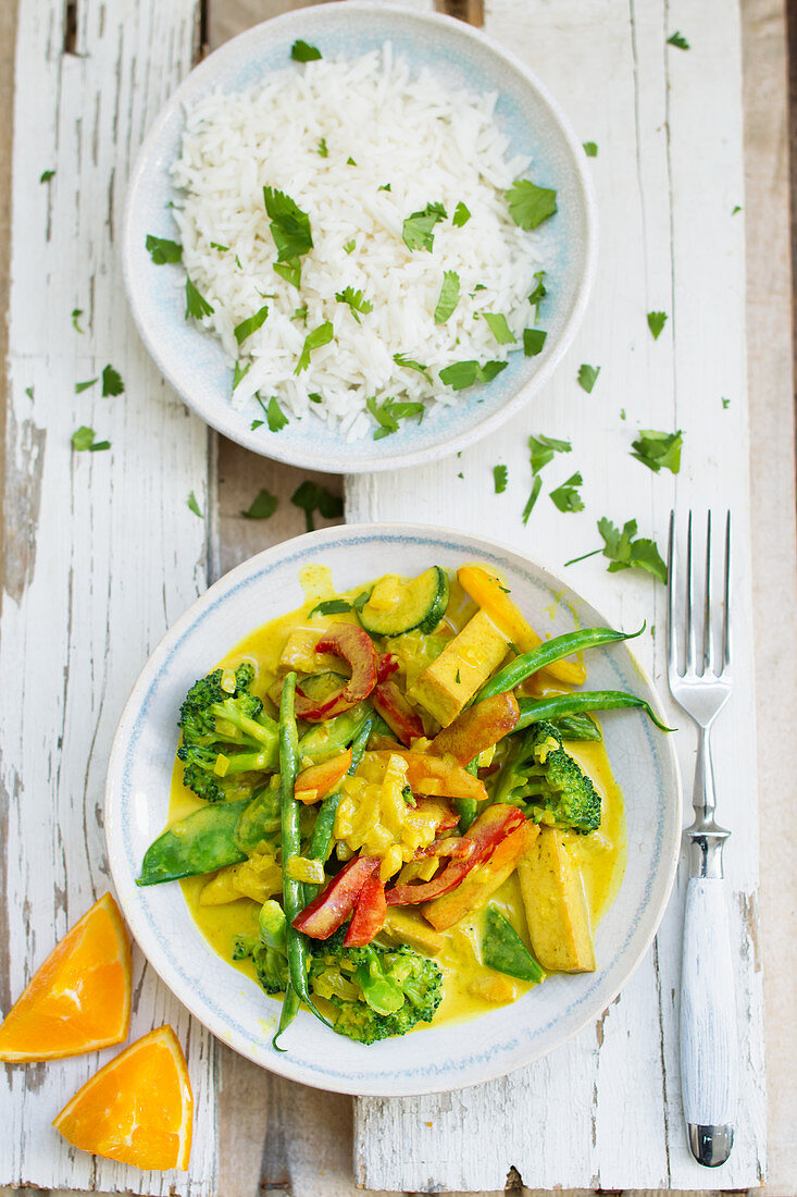 Veganes Gemüse-Tofu-Curry mit Reis