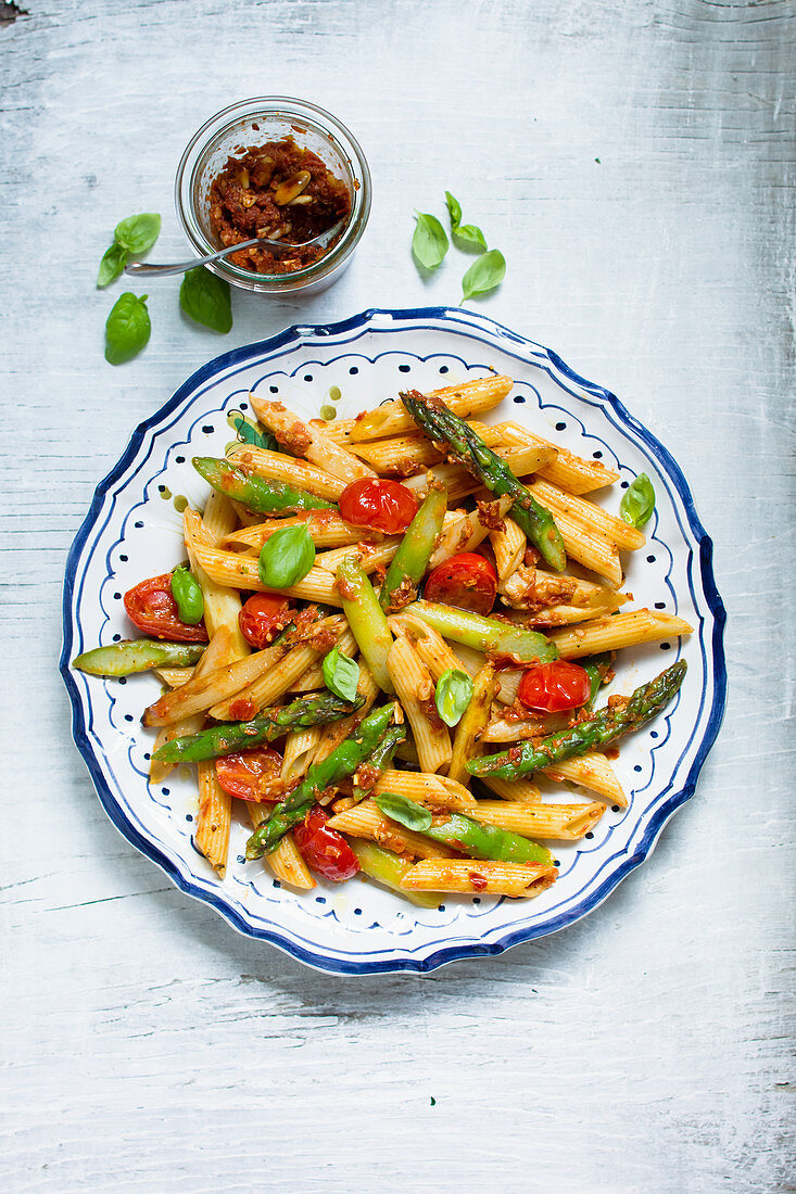 Vegane Penne mit Spargel und rotem Pesto