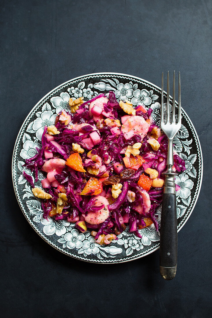 Vegan red cabbage salad with bananas and walnuts
