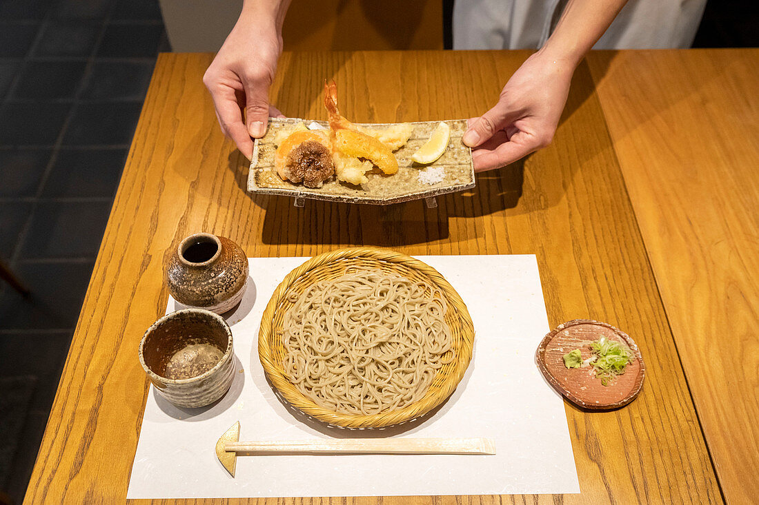 Sobanudeln und Tempura von Garnelen