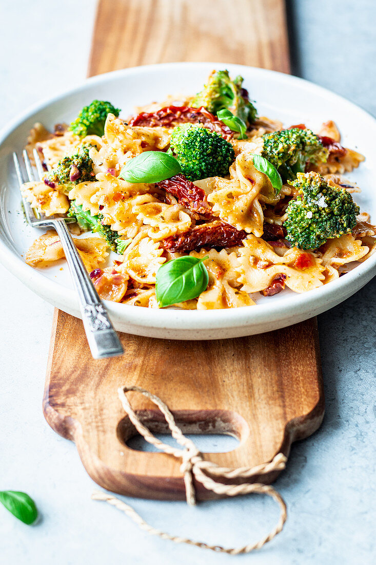 Pasta with broccoli, pesto cream sauce and sun-dried tomatoes