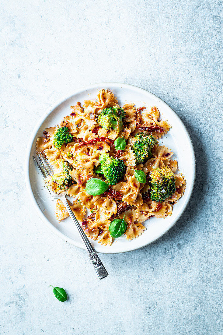 Pasta mit Brokkoli, Pesto-Sahne-Sauce und getrockneten Tomaten