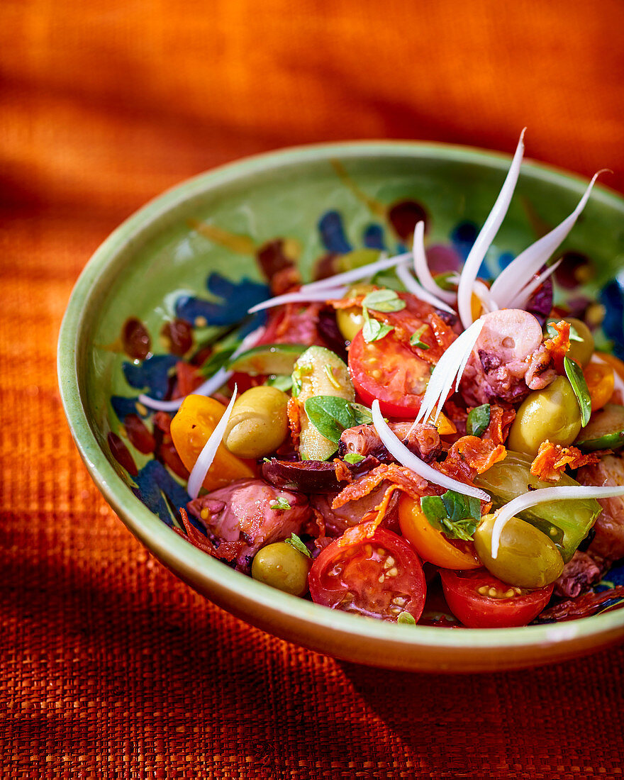 Tintenfischsalat mit Oliven und Tomaten