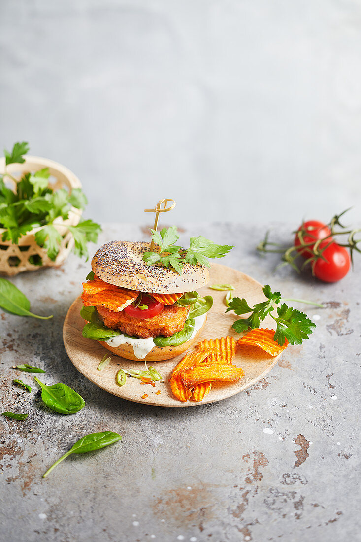 Kimchi bagel with sweet potato chips and tomatoes
