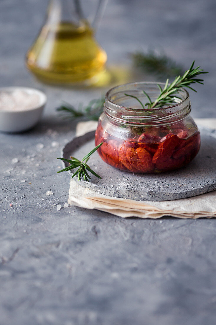 Eingelegte getrocknete Tomaten mit Rosmarin in Olivenöl