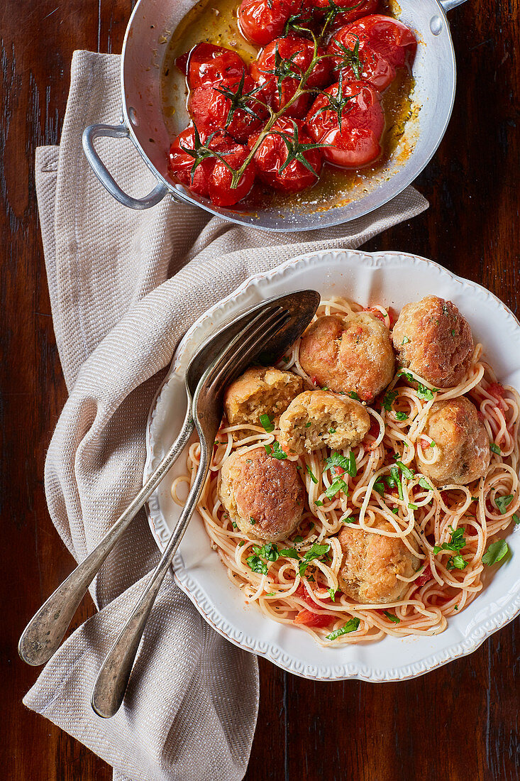 Spaghetti mit Pâte Boulette und Ofentomaten