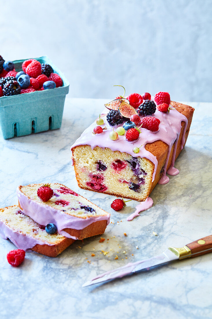 Kastenkuchen mit Beeren und Zuckerglasur