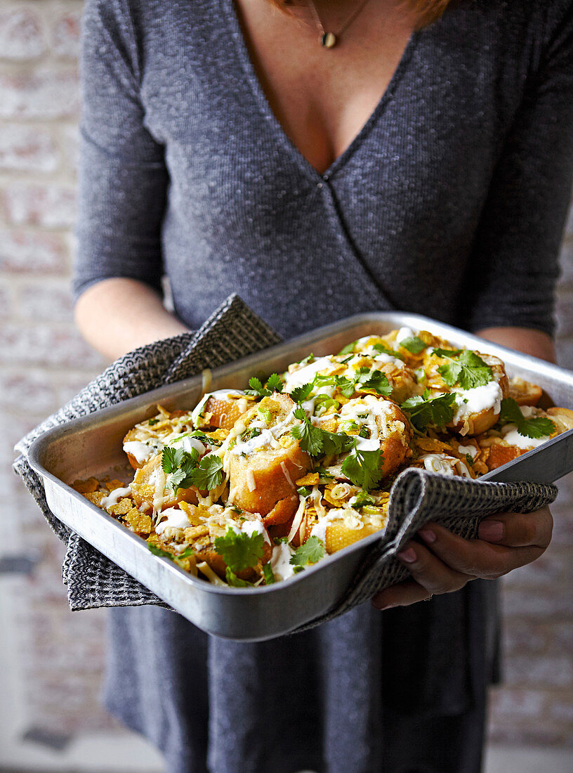 Frau serviert Knoblauchbrot-Nachos