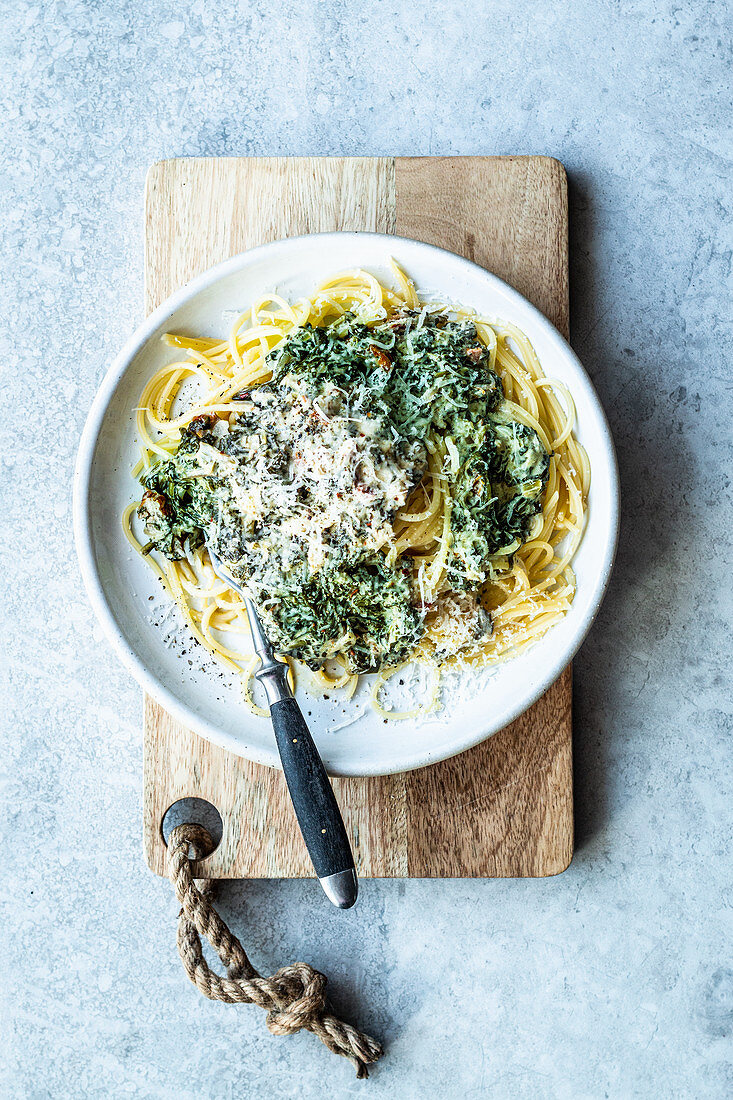 Spaghetti with spinach sauce