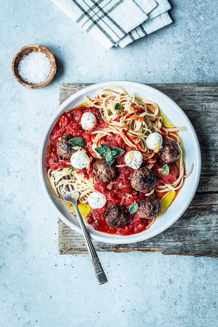 Spaghetti with meatballs, mini mozzarella and tomato sauce
