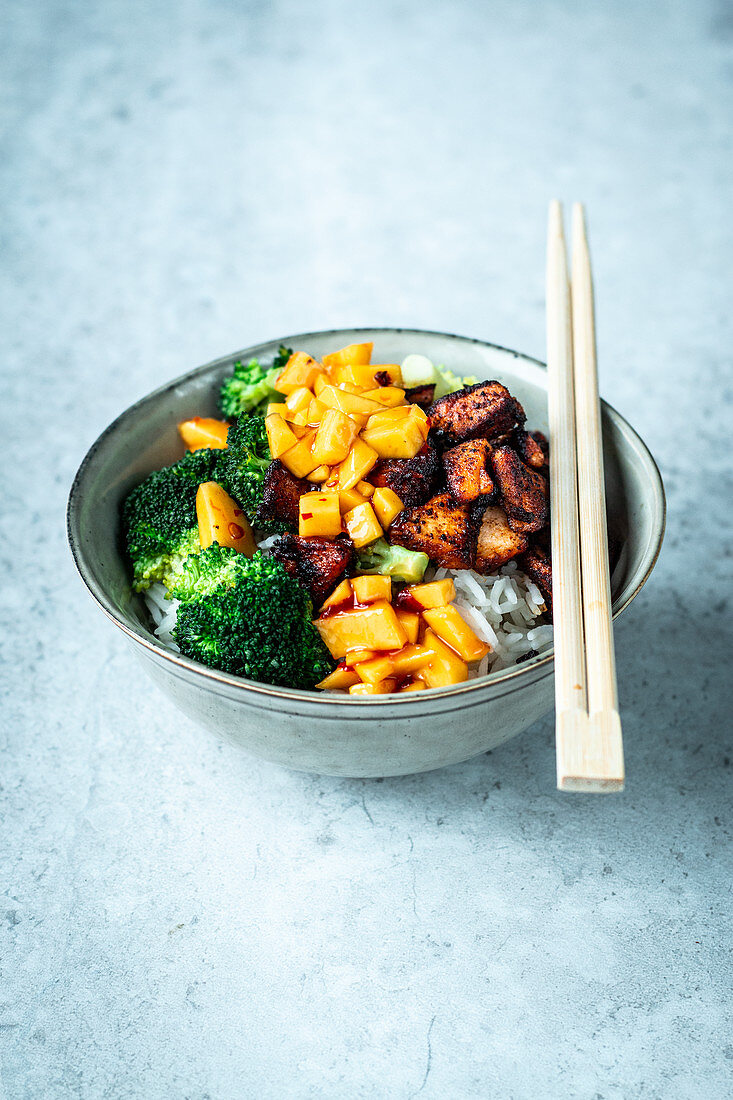 Fast Asia bowl with crispy salmon and mango