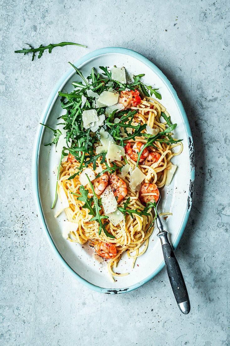 Spaghetti with shrimp, arugula and garlic butter