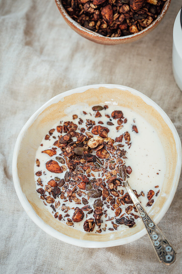 Müsli mit Mandeln, Cashewnüssen, Honig, Kakao, Kokosöl und Kürbiskernen