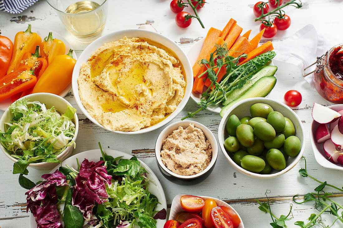 Rohkostgemüse und Salat serviert mit Hummus-Dip