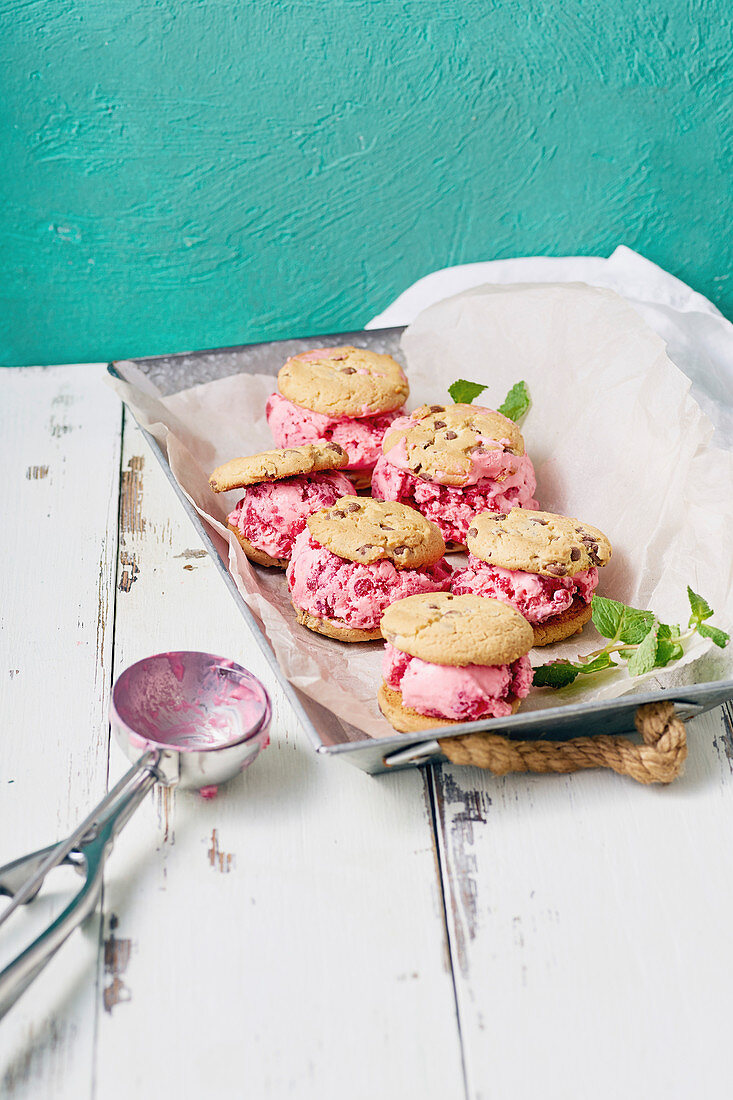 Sandwich-Cookies mit Himbeereis