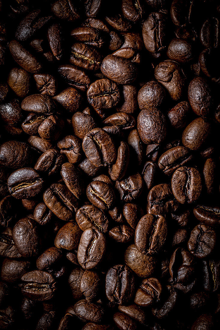 Macro photography of roasted coffee beans.
