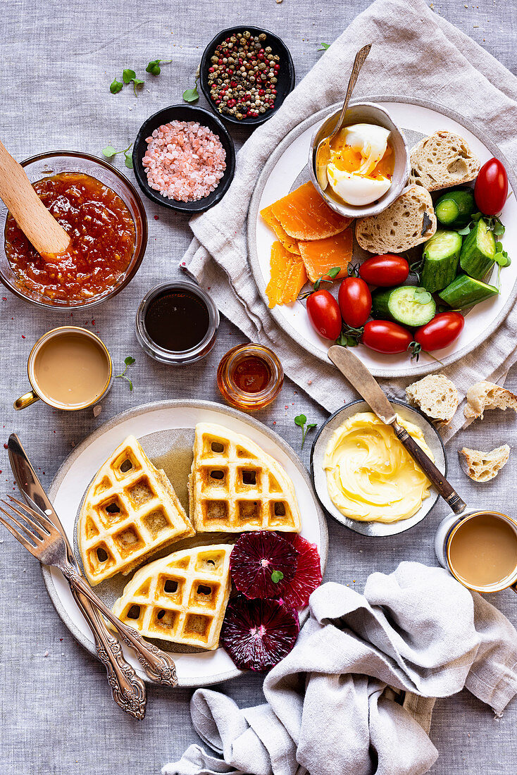 Süßes und Herzhaftes zum Frühstück mit Waffeln, Käse, Obst, Gemüse und Ei