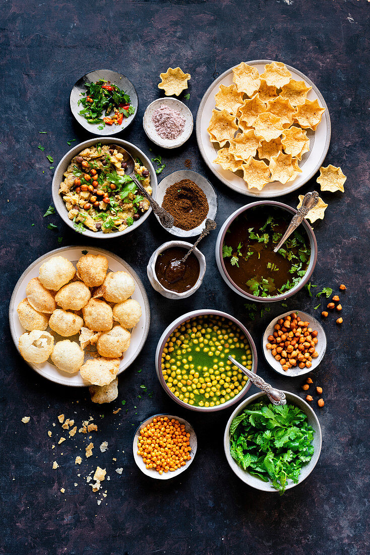 Panipuri mit Zutaten für die Füllungen (Streetfood, Indien)