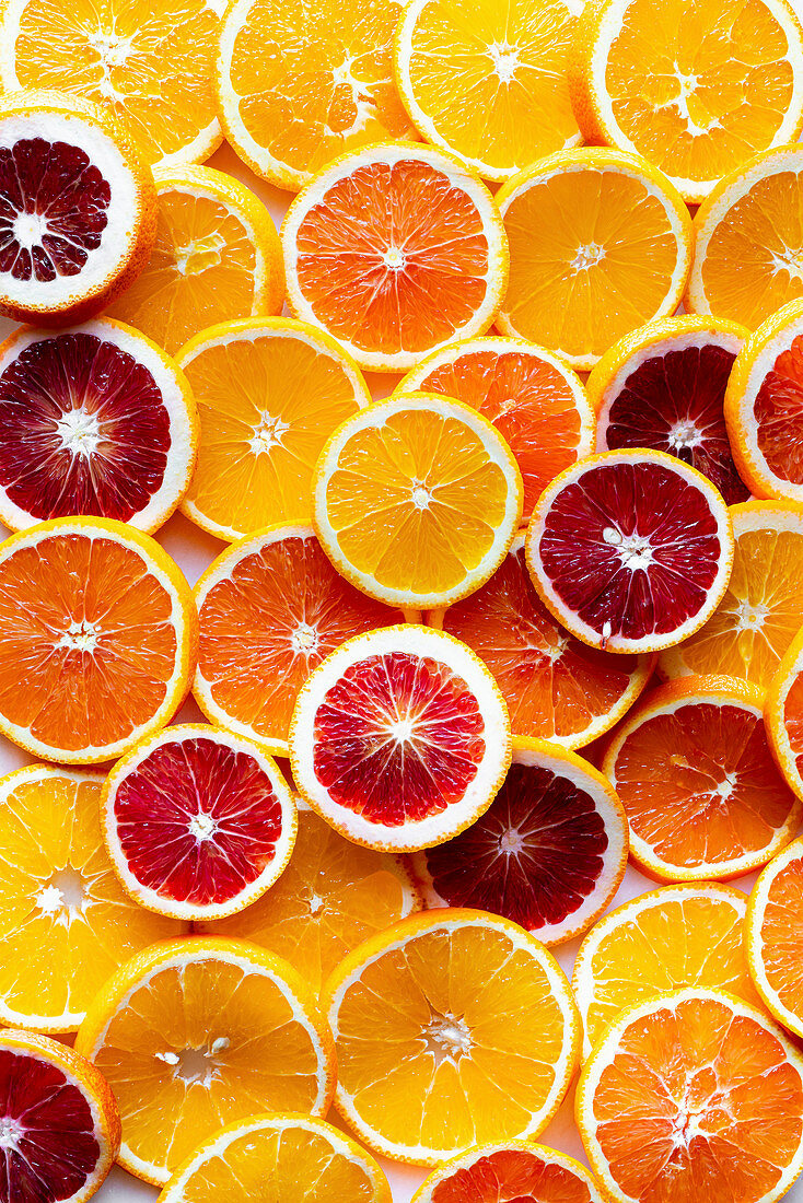 Zitrusfruchtscheiben von Orangen und Blutorangen (bildfüllend)
