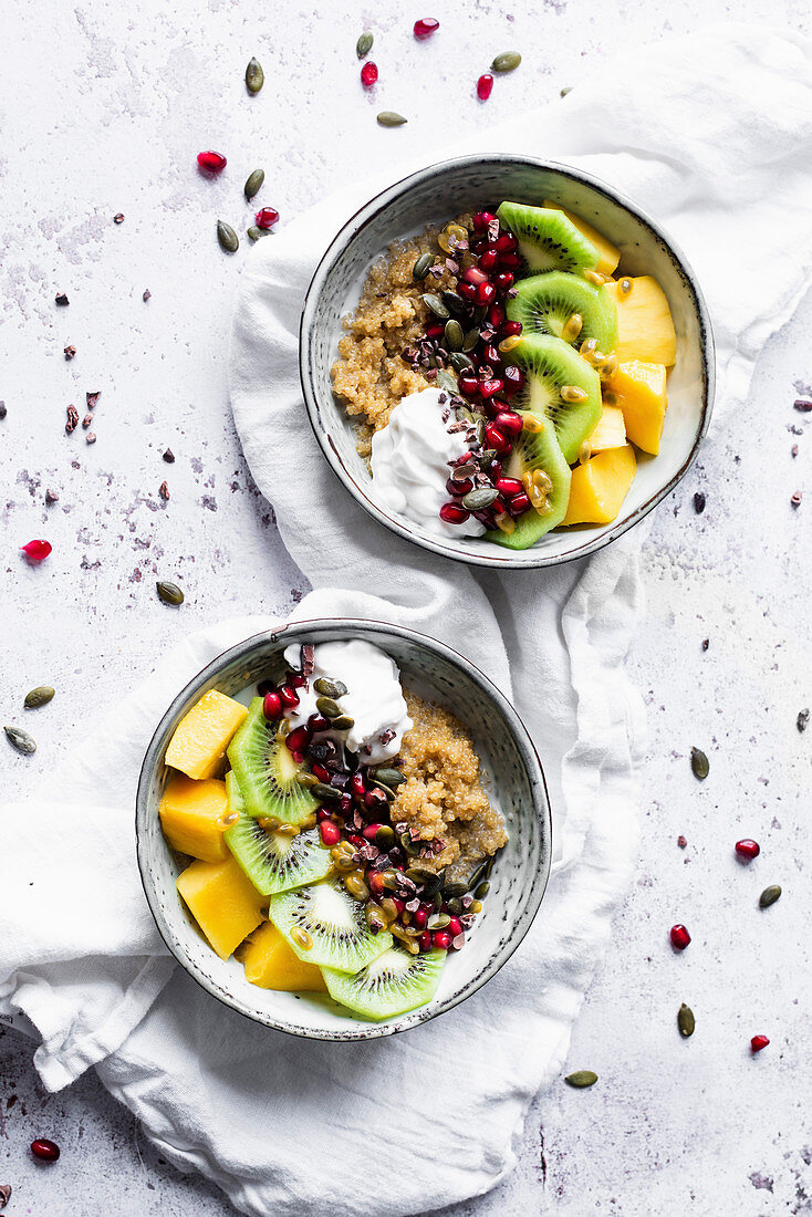 Breakfast Bowl mit Quinoa, Joghurt und exotischen Früchten