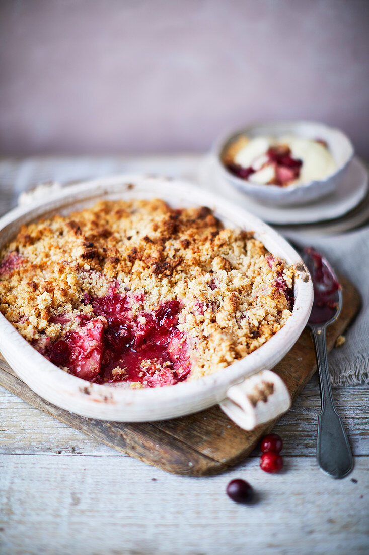 Mulled wine, cranberry and apple crumble