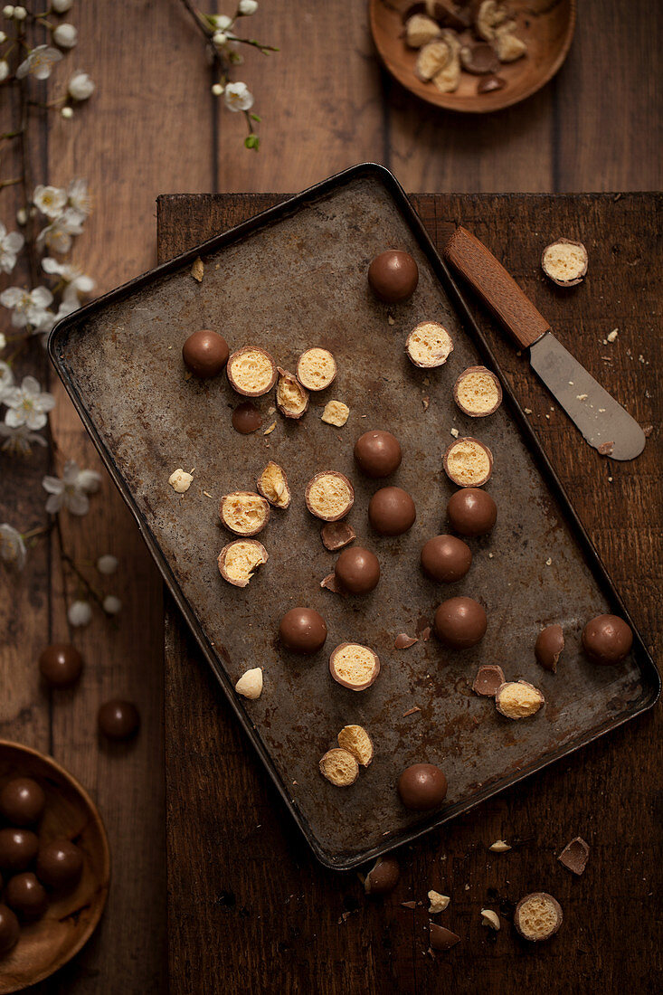 Malz-Schokoladen-Kugeln (Maltesers) auf Vintage-Backblech