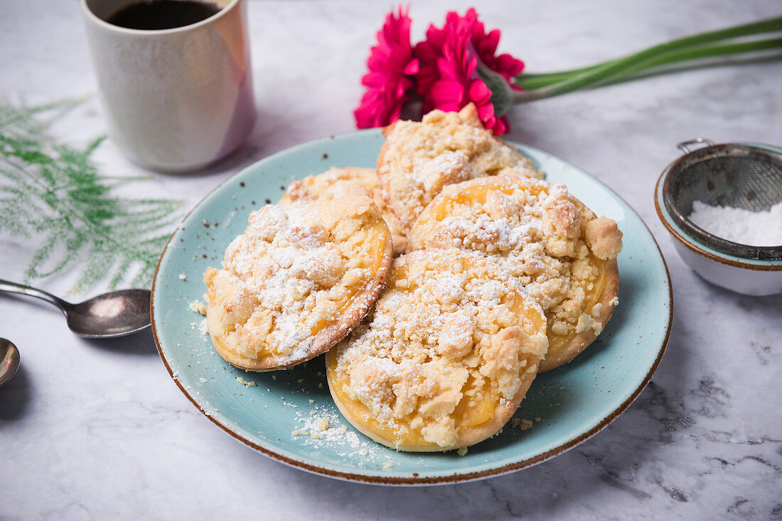 Vegane Streusel-Taler gefüllt mit Vanillepudding