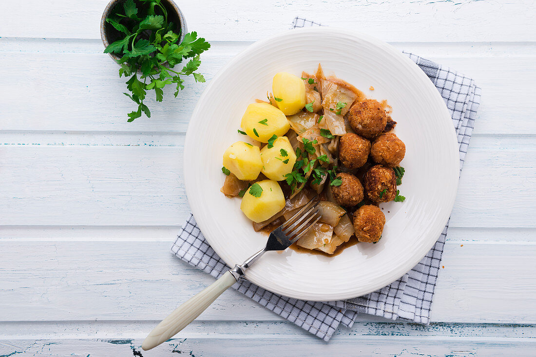 Kartoffeln mit Weisskohlgemüse und veganen Bohnenhackbällchen