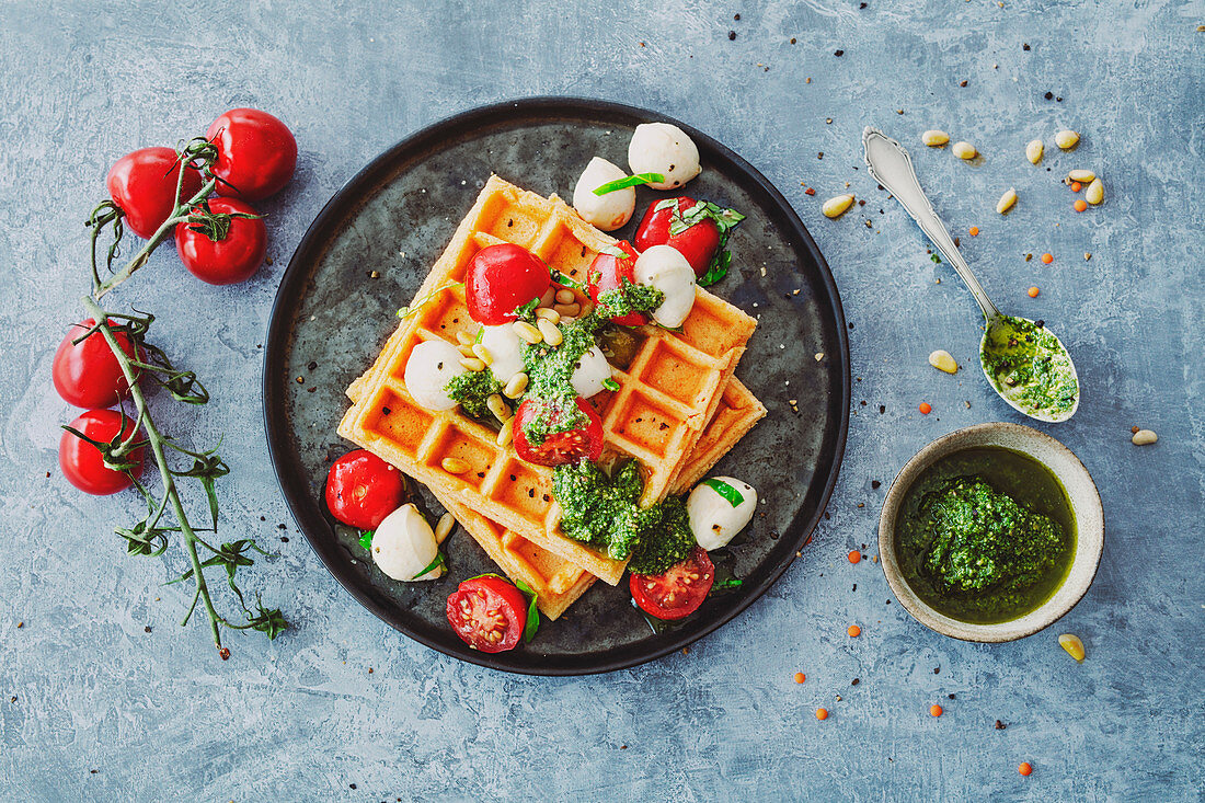 Glutenfreie Waffeln aus rotem Linsenmehl mit Tomate, Mini-Mozzarella und Bärlauch-Pesto