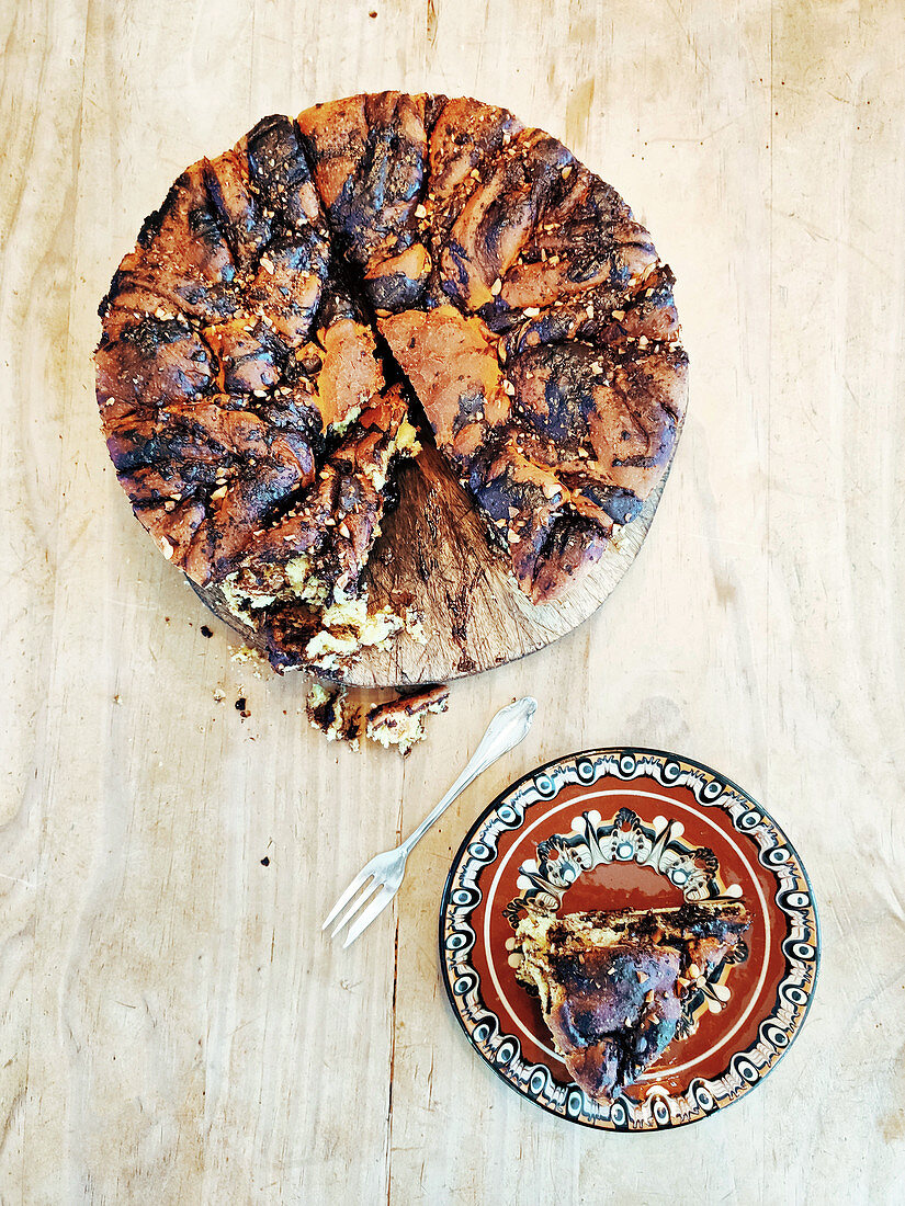 Yeast cake with chocolate, sliced