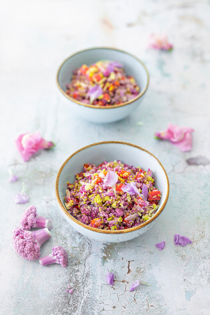 Low Carb Reissalat aus buntem Blumenkohl, Paprika und Essblüten (vegan)