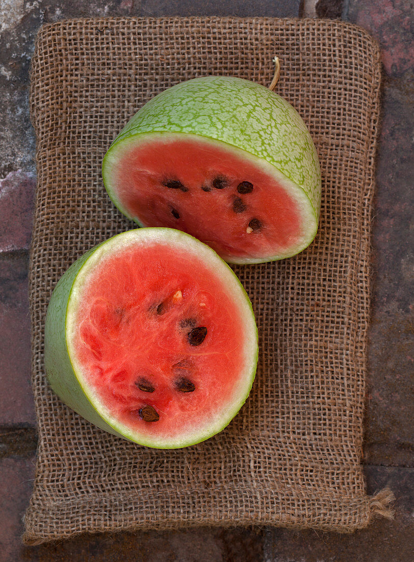 Halbierte Wassermelone der Sorte 'Ali Baba'