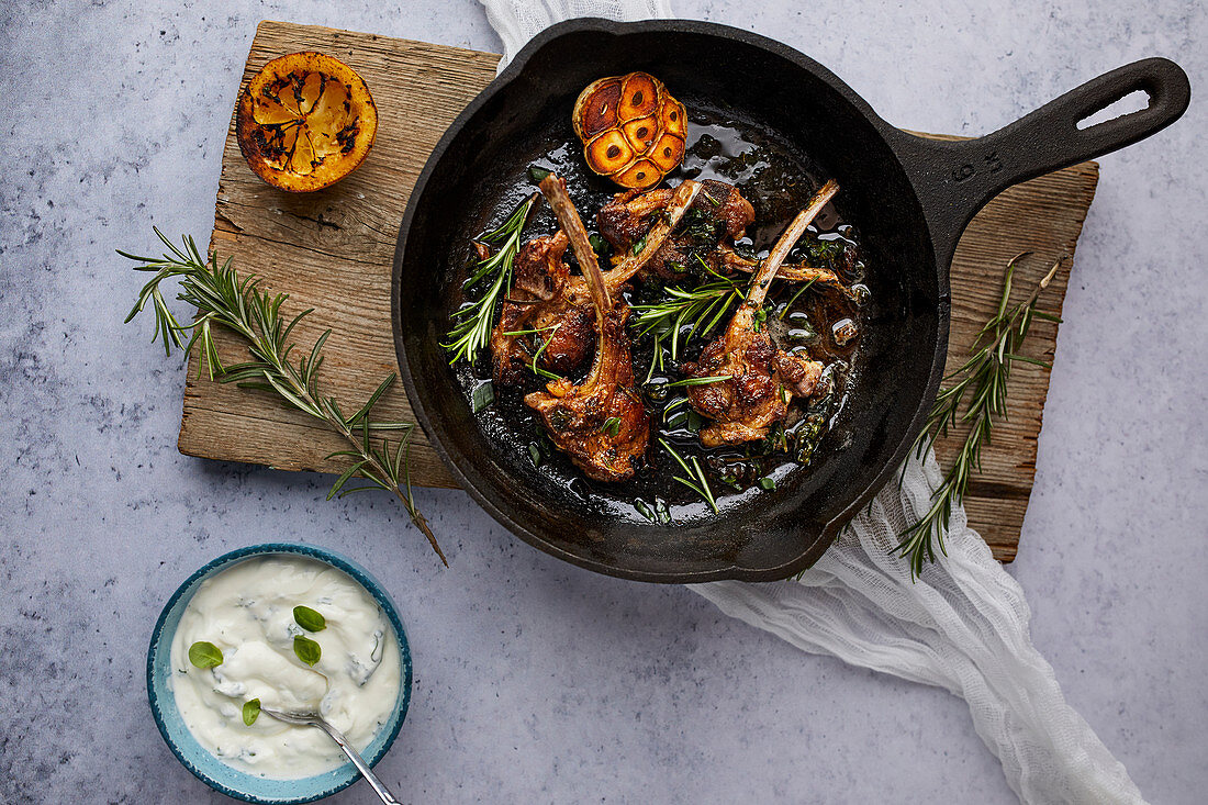 Lammkoteletts mit Rosmarin und Knoblauch in der Pfanne