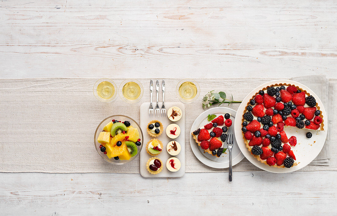 Obstsalat, Obsttörtchen und Beerentarte