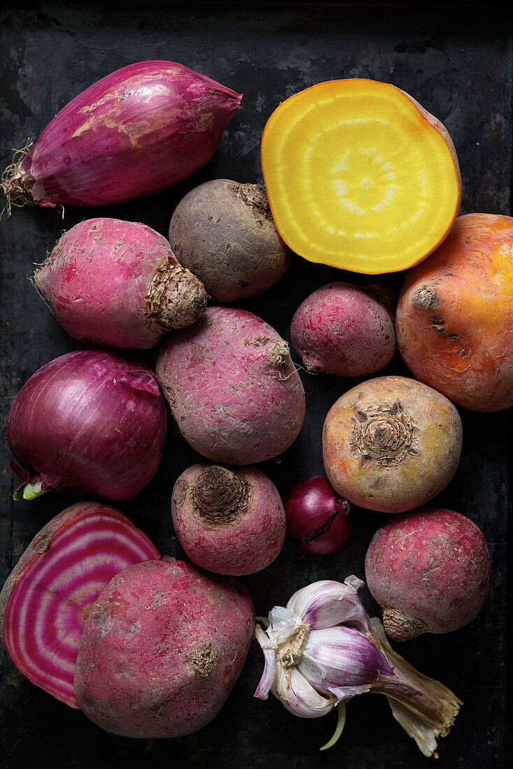 Raw oven vegetables (beets, red onions, garlic)