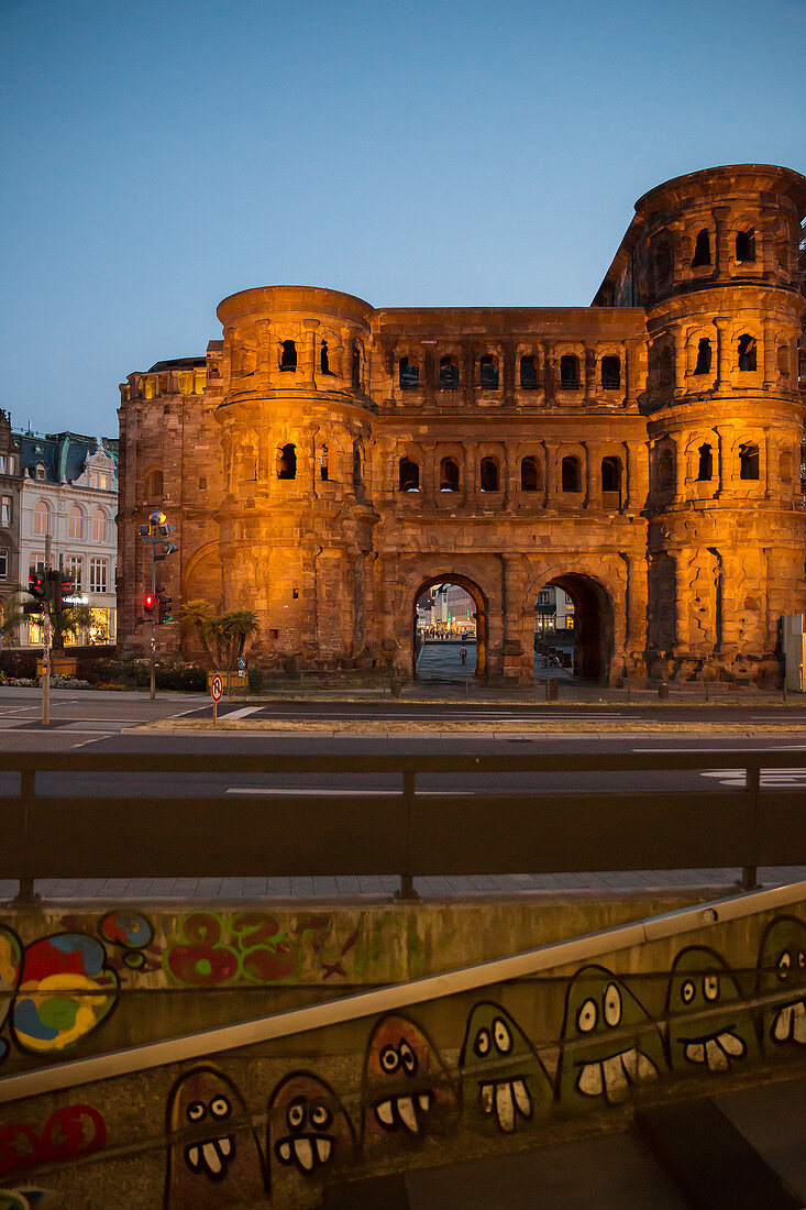 Porta Nigra in Abenddämmerung, Trier, Rheinland-Pfalz, Deutschland