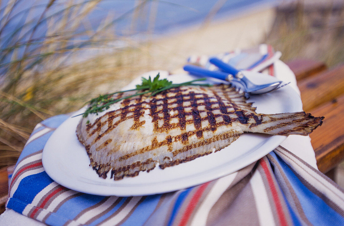 Strandpicknick mit gegrilltem Steinbutt