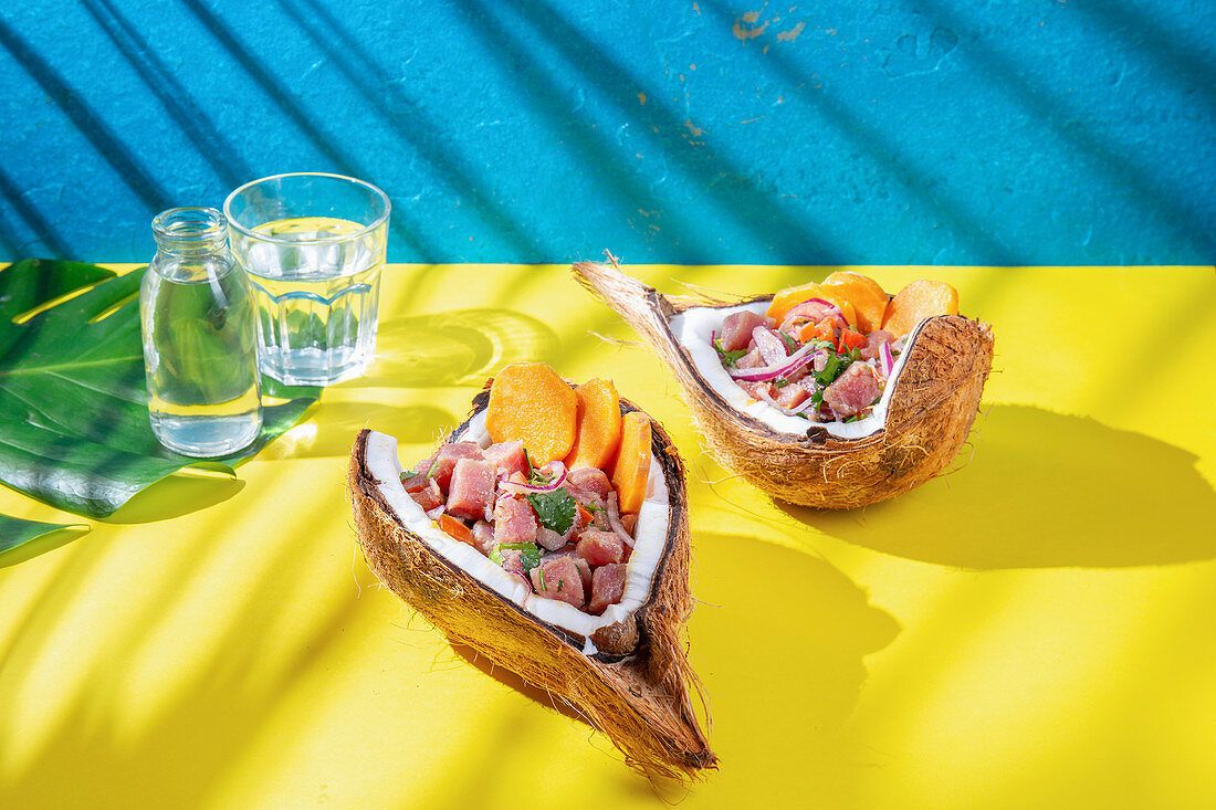 Thunfisch-Ceviche mit Süßkartoffeln in Kokosnussschalen (Osterinseln, Polynesien)