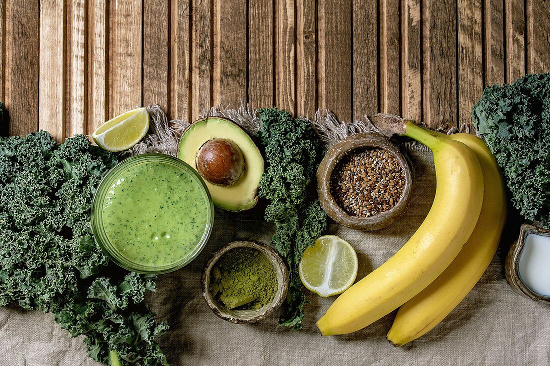 Grühkohl, Matcha, Avocado, Banane und Limette als Zutaten für grünen Smoothie