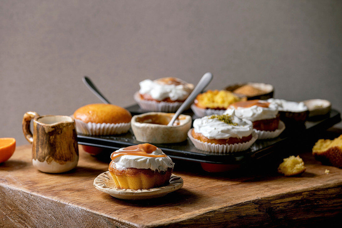 Mandarinen-Muffins mit Sahne, Karamellsauce und Pistazien