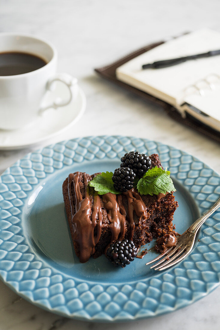 Schokoladenkuchen mit Brombeeren