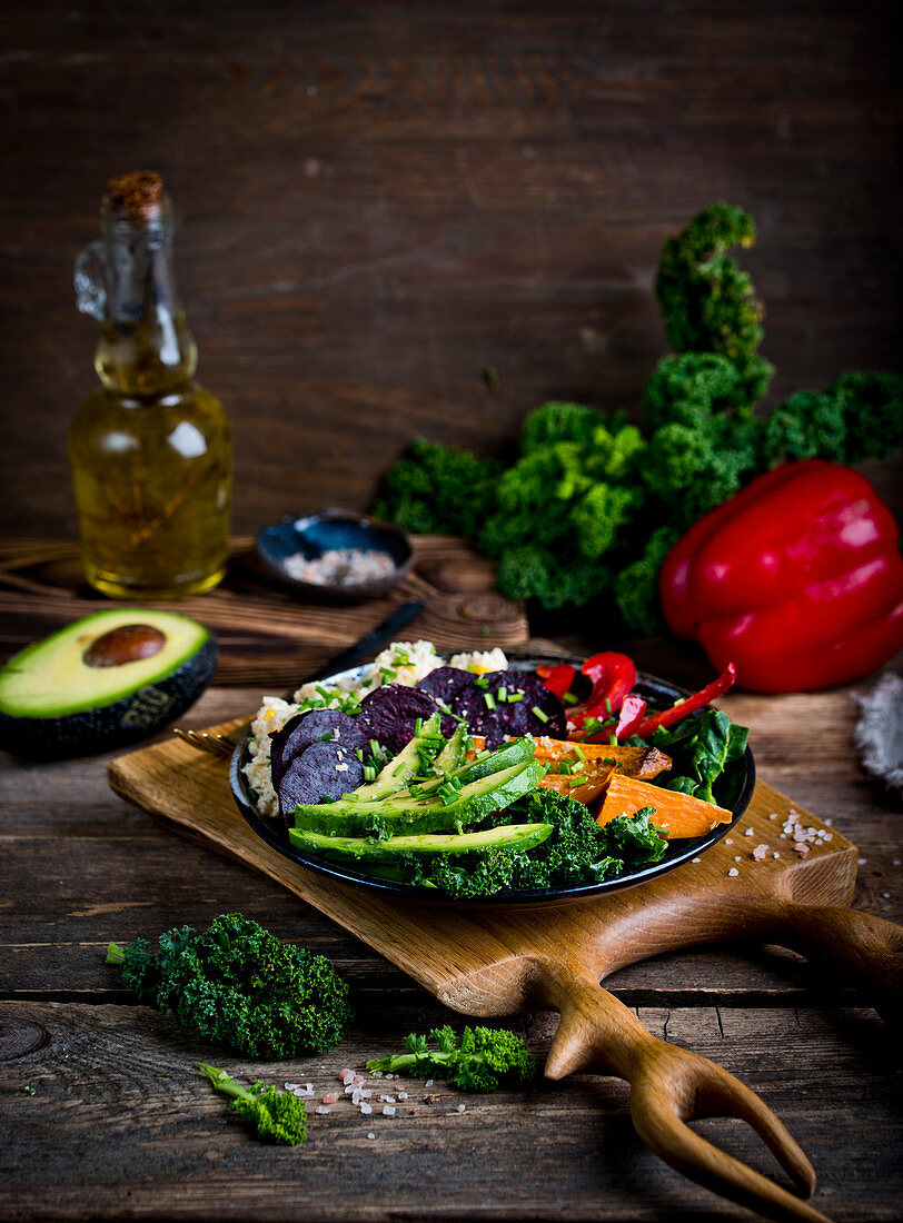 Buddha Bowl mit Avocado, Roter Bete und Grünkohl