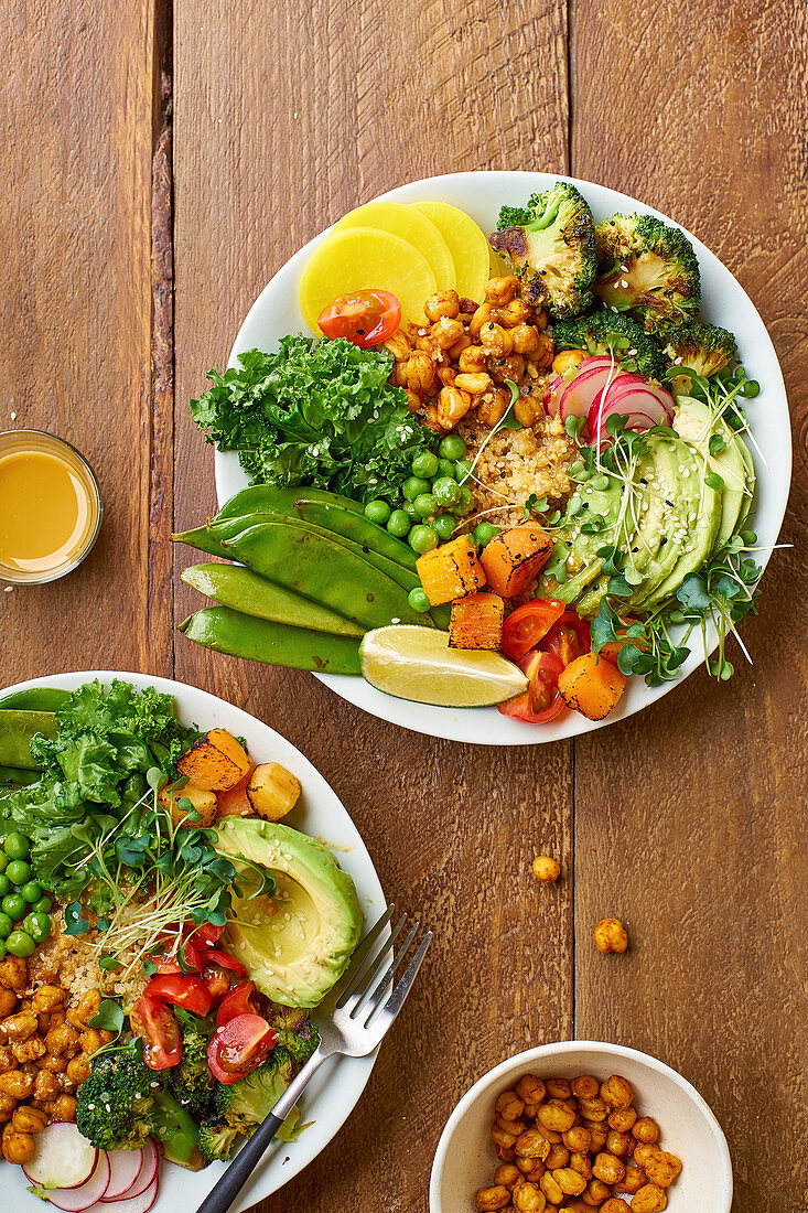 Vegetarische Lunch Bowl mit Avocado, Kichererbsen, Quinoa und Microgreens