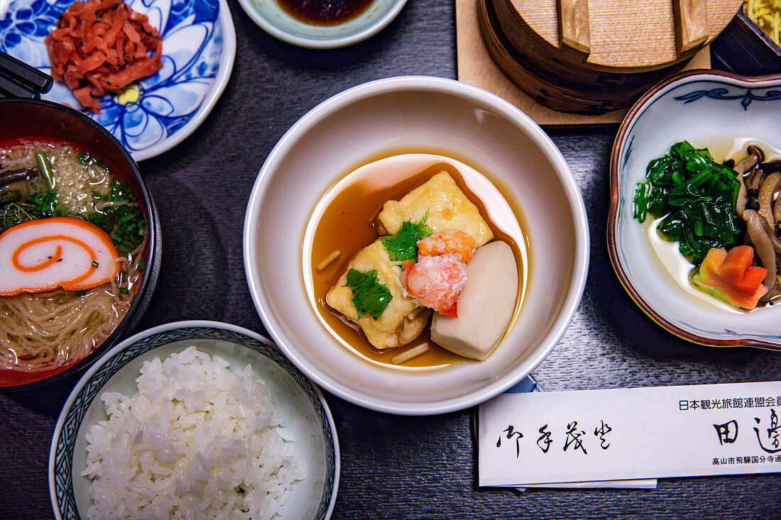 Kaiseki - leichte japanische Gerichte mit Sojasauce, Tofu, Rindfleisch, Pilzen, Fischfrikadelle und Reis